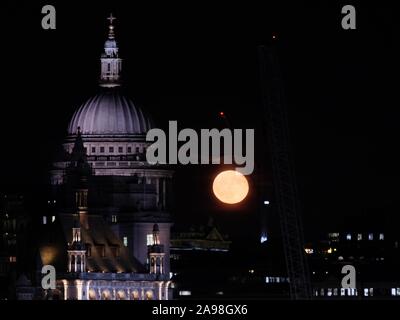 Londra, Regno Unito. 13 Novembre, 2019. Una luna calante sorge da dietro la cattedrale di San Paolo. Credito: Siu K Lo/Alamy Live News Foto Stock