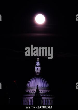 Londra, Regno Unito. 13 Novembre, 2019. Una luna calante sorge da dietro la cattedrale di San Paolo. Credito: Siu K Lo/Alamy Live News Foto Stock