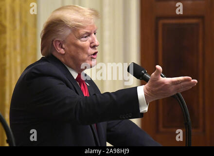 Washington, Stati Uniti. Xiii Nov, 2019. Presidente Donald Trump risponde a una domanda circa l'impeachment audizioni su Capitol Hill durante una conferenza stampa con il presidente turco Recep Tayyip Erdogan, nella Sala Est della Casa Bianca, Mercoledì, Novembre 13, 2019, Washington, DC. I leader hanno discusso le questioni di sicurezza, commercio, la NATO e la Turchia di incursione in Siria. Foto di Mike Theiler/UPI Credito: UPI/Alamy Live News Foto Stock