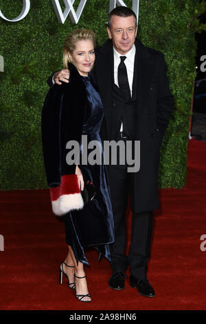 Londra, Regno Unito. 13 novembre 2019: Gillian Anderson e Peter Morgan che arrivano per 'corona' serie 3 premiere al Curzon Mayfair, Londra. Immagine: Steve Vas/Featureflash Credito: Paul Smith/Alamy Live News Foto Stock