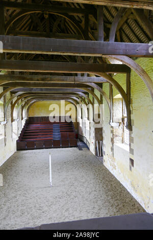 All'interno o all'interno del maneggio gamma al Bolsover Castle, Derbyshire, England, Regno Unito Foto Stock