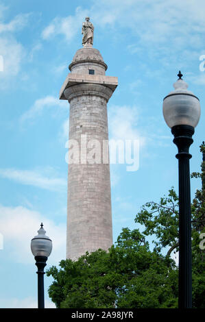 Il Monumento di Washington a Baltimora è una torre di marmo. Washington è presentato in una toga romana. Progettato da Robert Mills. Foto Stock