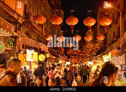 Vivace notte mare mercato alimentare durante il Nuovo Anno Cinese di Xiamen, Cina Foto Stock