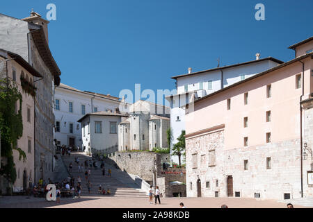 Teatro Caio Melisso sulla Piazza del Duomo e la Chiesa Romanica di Sant'Eufemia (Santa Eufemia Chiesa) nel centro storico di Spoleto, umbria, Italia. Au Foto Stock