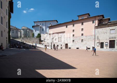 Teatro Caio Melisso sulla Piazza del Duomo e la Chiesa Romanica di Sant'Eufemia (Santa Eufemia Chiesa) nel centro storico di Spoleto, umbria, Italia. Au Foto Stock