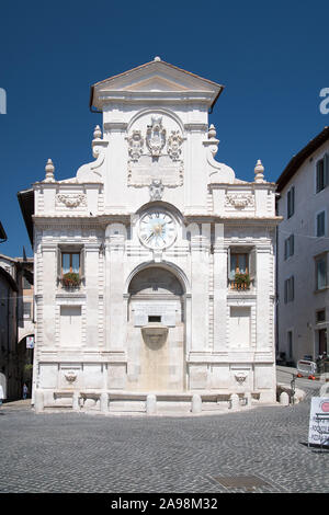 Fontana di Piazza del Mercato (Fontana sulla Piazza del Mercato) dal XVIII secolo su Piazza del Mercato nel centro storico di Spoleto, umbria, Italia. Foto Stock