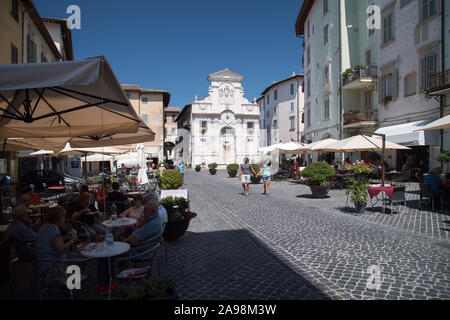 Fontana di Piazza del Mercato (Fontana sulla Piazza del Mercato) dal XVIII secolo su Piazza del Mercato nel centro storico di Spoleto, umbria, Italia. Foto Stock