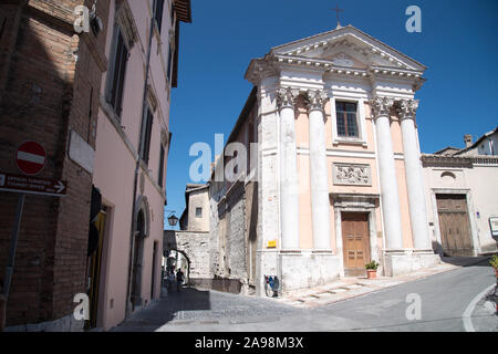 Chiesa di Sant'Ansano (Chiesa di Sant'Ansano) e romano antico Arco di Druso (Arco di Druso e Germanico) da Io CE nel centro storico di Spoleto, Foto Stock