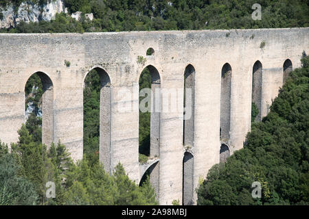 80 m di altezza e 230 m lungo il ponte medievale delle Torri dal XIII XIV secolo nel centro storico di Spoleto, umbria, Italia. 19 agosto 2019© Wojciech Str Foto Stock