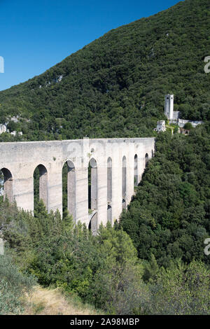 80 m di altezza e 230 m lungo il ponte medievale delle Torri dal XIII XIV secolo e Fortilizio dei Mulini nel centro storico di Spoleto, umbria, Italia. Augu Foto Stock