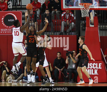 Queens, a New York, Stati Uniti d'America. 6 Nov, 2019. San Giovanni di Red Storm avanti Marcello Earlington (10) spara su Mercer porta avanti James Glisson III (23) in corrispondenza di carnesecca Arena. San Giovanni Vinci 109-79. Credito: Debby Wong/ZUMA filo/Alamy Live News Foto Stock