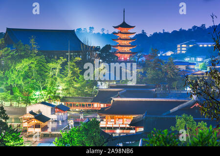 Miyajima, Hiroshima, Giappone al santuario di Itsukushima di notte. Foto Stock