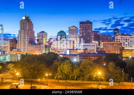 Cleveland, Ohio, Stati Uniti d'America downtown skyline della città in serata. Foto Stock