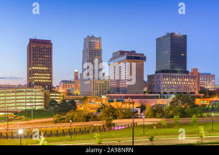 Akron, Ohio, Stati Uniti d'America skyline del centro al tramonto. Foto Stock