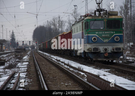 Predeal/Romania/ gennaio 28, 2019: Ferro vecchio treno in arrivo verso la telecamera su un rettilineo railway Foto Stock