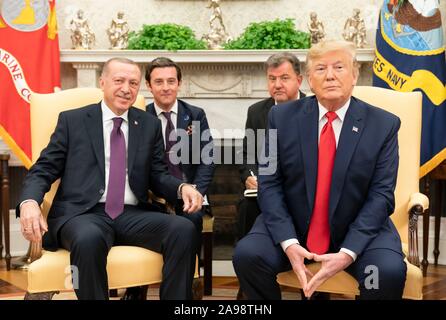 Washington, Stati Uniti d'America. 13 Novembre, 2019. U.S presidente Donald Trump incontra il presidente turco Recep Tayyip Erdogan all Ufficio Ovale della Casa Bianca Novembre 13, 2019 a Washington, DC. Credito: Shealah Central Plaza Hotel/White House foto/Alamy Live News Foto Stock