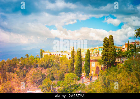 Una vista panoramica di Taormina e Giardini Naxos e sul Monte Etna in Sicilia, Italia. Foto scattata da Via Teatro Greco di Taormina. Foto Stock