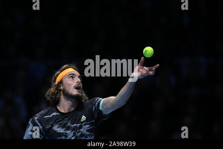 Arena. Londra, Regno Unito. 13 novembre 2019; l'O2 Arena, Londra, Inghilterra; Nitto tennis ATP Finals; Stefanos Tsitsipas (GRE) serve a Alexander Zverev (GER) - Editoriale usare carte di credito: Azione Plus immagini di sport/Alamy Live News Foto Stock