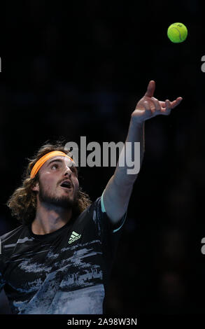 Arena. Londra, Regno Unito. 13 novembre 2019; l'O2 Arena, Londra, Inghilterra; Nitto tennis ATP Finals; Stefanos Tsitsipas (GRE) serve a Alexander Zverev (GER) - Editoriale usare carte di credito: Azione Plus immagini di sport/Alamy Live News Foto Stock