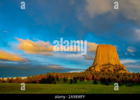 Devils Tower e nuvole di tempesta, Devils Tower National Monument, Wyoming Foto Stock