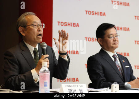 Tokyo, Giappone. Xiii Nov, 2019. Elettronica giapponese Toshiba gigante presidente Satoshi Tsunakawa (L) e presidente Nobuaki Kurumatani (R) annunciano progressi della strategia aziendale della società "Toshiba piano successivo' presso il quartier generale di Toshiba a Tokyo il Mercoledì, Novembre 13, 2019. Toshiba sarà la privatizzazione delle tre società quotate controllate da TOB. Credito: Yoshio Tsunoda/AFLO/Alamy Live News Foto Stock