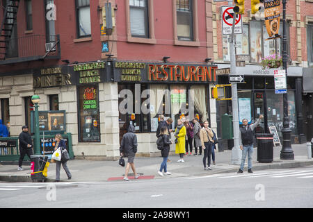 La gente fuori davanti al punto di riferimento Waverly Diner sulla 6th Avenue a Waverly Place nel Greenwich Village di New York City. Foto Stock