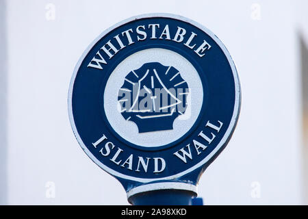 Un cartello per Whitstable isola parete nella cittadina balneare di Whitstable nel Kent, Inghilterra. Foto Stock