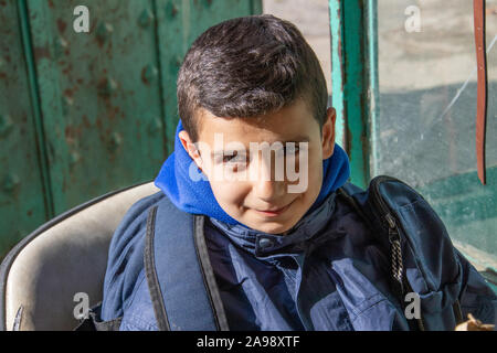 Ragazzo locale nel souk, Tripoli, Libano Foto Stock