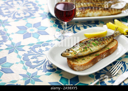 Sardinhas assadas, portoghese sardine grigliate su fette di pane tostato Foto Stock