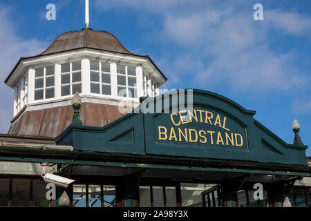 Kent, Regno Unito - 21 Febbraio 2019: la centrale edificio Bandstand a Herne Bay, Kent, Inghilterra. Quando il primo costruito negli anni Venti del secolo scorso è stato un popolare luogo di ritrovo per v Foto Stock