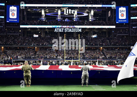 Arlington, Texas, Stati Uniti d'America. Decimo Nov, 2019. I membri degli Stati Uniti le Forze Armate durante l'inno nazionale prima della prima metà del NFL di una partita di calcio tra il Minnesota Vikings e Dallas Cowboys di AT&T Stadium di Arlington, Texas. Shane Roper/Cal Sport Media/Alamy Live News Foto Stock