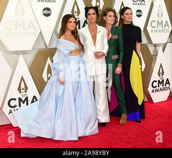 Nashville, Tennessee, Stati Uniti d'America. Xiii Nov, 2019. Maren Morris, Brandi Carlile, Natalie Hemby, Amanda Shires, il Highwomen. 53annuale di CMA Awards, Musica Country più grande notte, tenutosi a Music City Center. Photo credit: Laura Farr/AdMedia/MediaPunch Credito: MediaPunch Inc/Alamy Live News Foto Stock