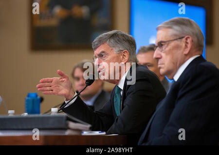 Deliberando U.S. Ambasciatore di Ucraina William Taylor, uniti dal Vice Assistente U.S. Il segretario di Stato George Kent, testimonia prima di Stati Uniti Assemblea permanente del Comitato di selezione sulla Intelligence sul Campidoglio di Washington, DC, Stati Uniti, Mercoledì, Novembre 13, 2019. Questo è il primo di una serie di programmate audizioni pubbliche sul impeachment inchiesta sul Presidente degli Stati Uniti Trump. Credito: Stefani Reynolds/CNP/MediaPunch Foto Stock