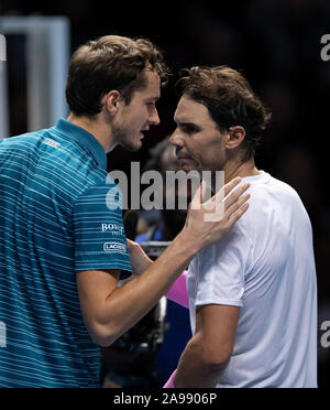 Londra, Regno Unito. Xiii Nov, 2019. Rafael Nadal (R) di Spagna saluta Daniil Medvedev della Russia dopo il loro gruppo singles match in ATP World Tour Finals 2019 a Londra, in Gran Bretagna il 9 novembre 13, 2019. Credito: Han Yan/Xinhua/Alamy Live News Foto Stock