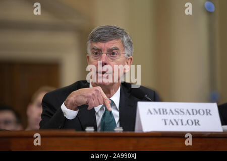 Washington, Distretto di Columbia, Stati Uniti d'America. Xiii Nov, 2019. Deliberando U.S. Ambasciatore di Ucraina William Taylor, uniti dal Vice Assistente U.S. Il segretario di Stato George Kent, testimonia prima di Stati Uniti Assemblea permanente del Comitato di selezione sulla Intelligence sul Campidoglio di Washington, DC, Stati Uniti, Mercoledì, Novembre 13, 2019. Questo è il primo di una serie di programmate audizioni pubbliche sul impeachment inchiesta sul Presidente degli Stati Uniti Trump. Credito: Stefani Reynolds/CNP/ZUMA filo/Alamy Live News Foto Stock