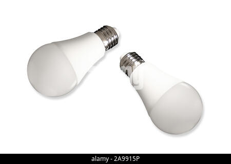 Due LED lampadina luci e lampadine a basso consumo energetico su tavola su sfondo bianco. Concetto di risparmio energetico Foto Stock