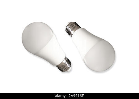 Due LED lampadina luci e lampadine a basso consumo energetico su tavola su sfondo bianco. Concetto di risparmio energetico Foto Stock