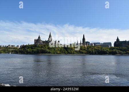 Il Parlamento canadese blocco centrale e la mitica Torre di pace sulla cima di Parliament Hill in Ottawa, Ontario, Canada Foto Stock