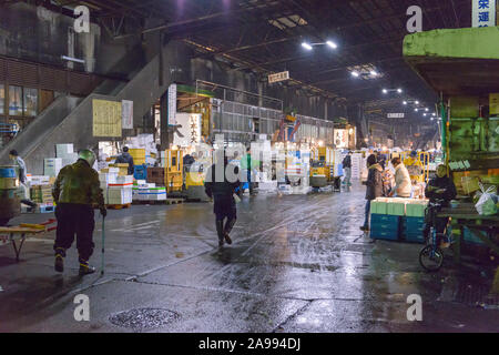 TOKYO, Giappone - 17 Marzo 2014: mattina lavoratori presso il Mercato del Pesce di Tsukiji a Tokyo. Foto Stock