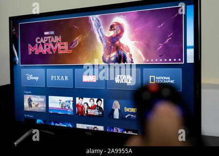 On line il video streaming Disney plus schermo sul televisore Foto Stock