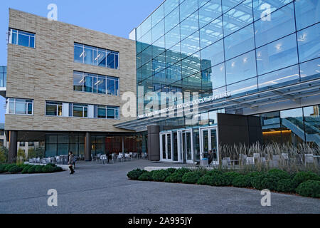 PITTSBURGH - Novembre 2019: Carnegie-Mellon della Business School è alloggiato in questo edificio moderno in vetro. Foto Stock
