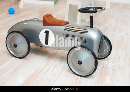 Giocattolo auto per cavalcare all'asilo. Concetto di infanzia. Foto Stock