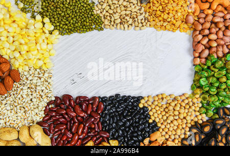 Vari mix di Fagioli Piselli agricoltura naturale del cibo sano per cucinare ingredienti / Set di diversi grani interi fagioli e legumi semi lenticchie e Foto Stock