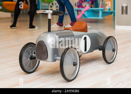 Giocattolo auto per cavalcare all'asilo. Concetto di infanzia. Foto Stock