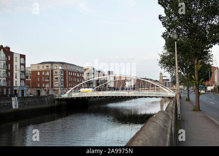 Il James Joyce Bridge sul fiume Liffey a Dublino, Irlanda. Foto Stock