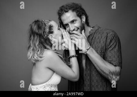 Studio shot della giovane coppia ispanica insieme in bianco e nero Foto Stock