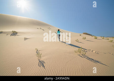 Hiling nel deserto. Dune di Eureka, il Parco Nazionale della Valle della Morte, California Foto Stock