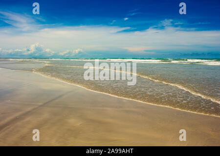 Onde in rotolamento come la marea ebbs fuori su una tarda mattina nell'Oceano Indiano a Cable Beach, Broome ,North Western Australia in estate stagione umida . Foto Stock