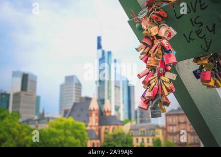 Amore lucchetti bloccato sulla rampa del ponte in ferro di Francoforte Um principale. Foto Stock