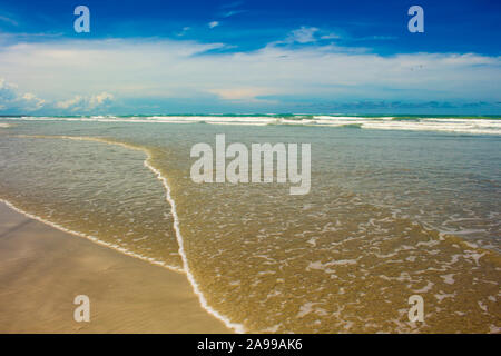 Onde in rotolamento come la marea ebbs fuori su una tarda mattina nell'Oceano Indiano a Cable Beach, Broome ,North Western Australia in estate stagione umida . Foto Stock